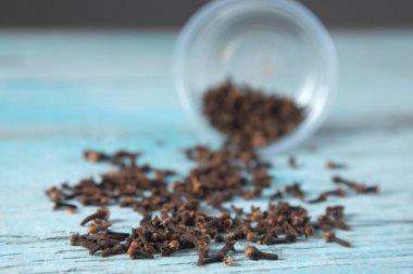 Mavi ve klasik masa arkaplanındaki karanfiller