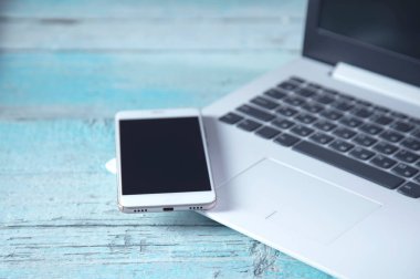 akıllı telefon masadaki bilgisayar klavyesinde