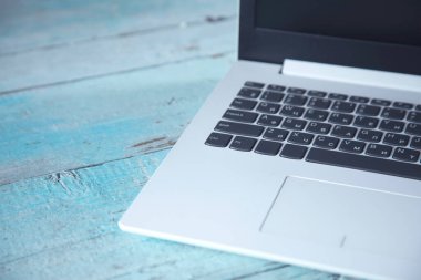  Mavi tahta masa zemininde beyaz defter