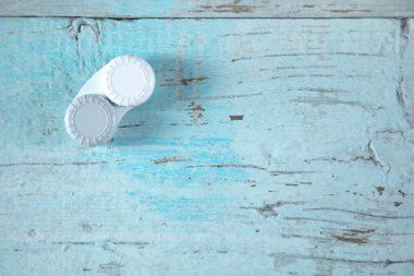 Mavi ahşap masa zemininde lensler