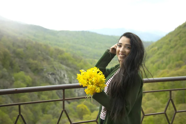 Gelukkig Vrouw Hand Geel Bloemen Natuur — Stockfoto