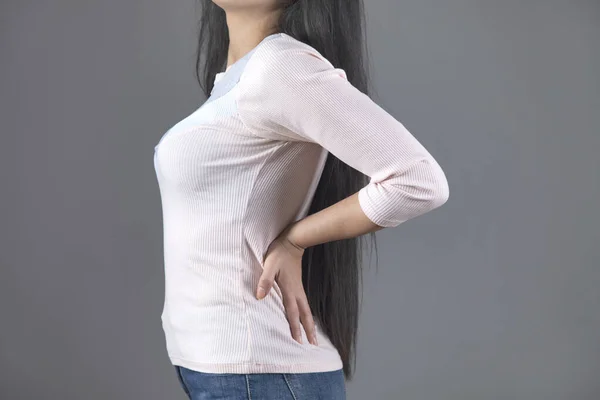 Vrouw Hand Pijn Terug Grijze Achtergrond — Stockfoto