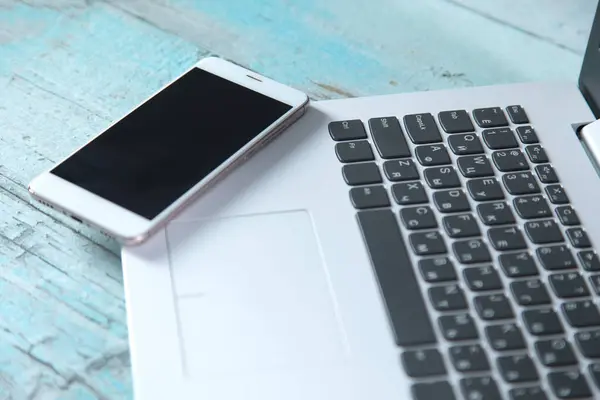 akıllı telefon masadaki bilgisayar klavyesinde