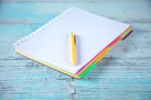 Gele Pen Notitieblok Achtergrond Van Tafel — Stockfoto