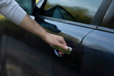 Adam asfalt yol arka planında açık araba kapısı