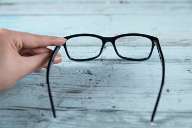 Kadın el optik gözlüklerini masaya koydu.