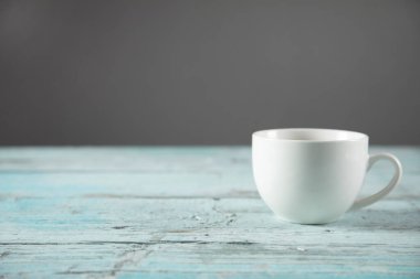 Tahta masada bir fincan kahve.