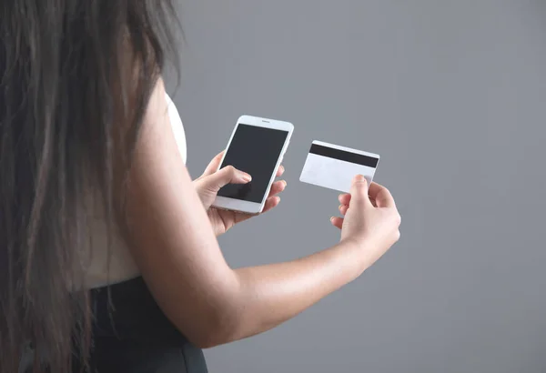Kvinna Hand Smart Telefon Och Kreditkort — Stockfoto
