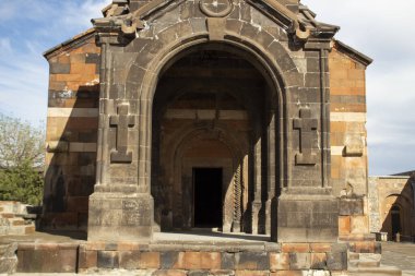 Khor Virap Kilisesi mavi gökyüzü arkaplanı altında