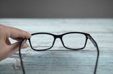 Kadın el optik gözlüklerini masaya koydu.