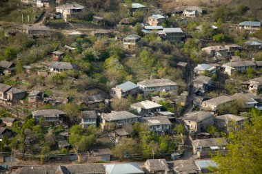 Farklı binaları ve yeşil ağaçları olan küçük bir bölge.