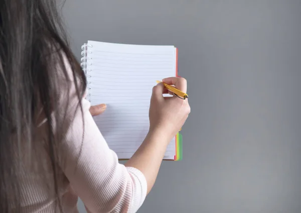 Vrouw Handpen Notitieblok Grijze Achtergrond — Stockfoto