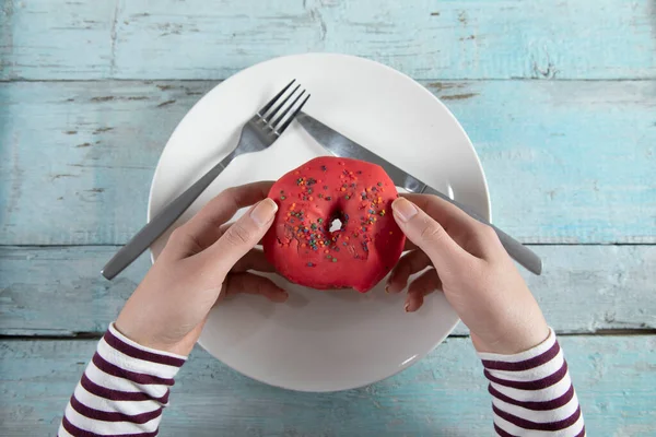 Donut Mão Mulher Placa Sobre Mesa — Fotografia de Stock