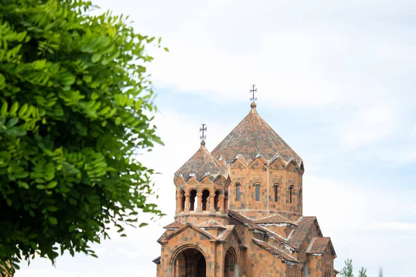 Zelený Strom Krásný Kostel Arménii — Stock fotografie