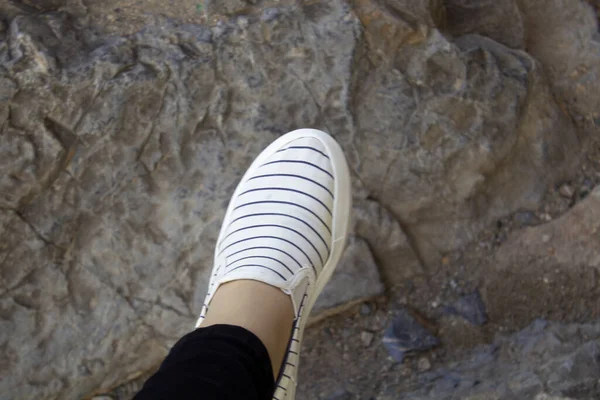 Pies Mujer Zapatos Deportivos Fondo Piedra —  Fotos de Stock