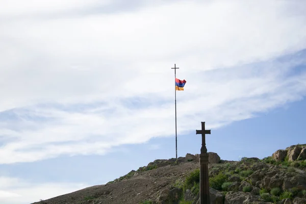 Cruz Bandeira Armênia Sob Céu Azul — Fotografia de Stock