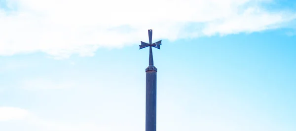 青い空の下で鉄を渡り — ストック写真