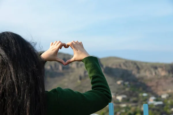 Ung Kvinna Hand Hjärta Naturen — Stockfoto