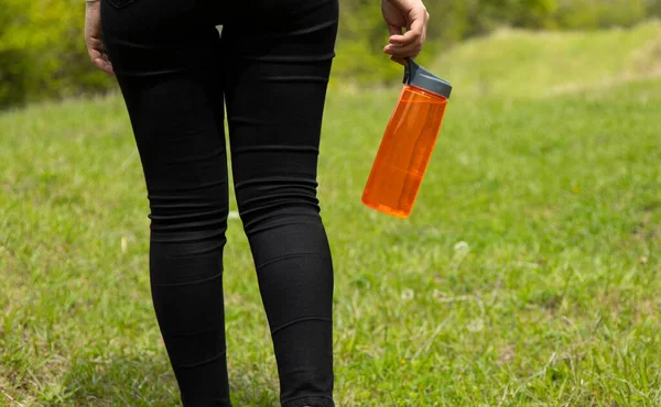 Mujer Mano Botella Agua Naturaleza — Foto de Stock