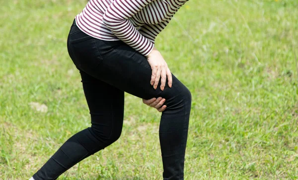 Mulher Mão Dor Pés Natureza Fundo — Fotografia de Stock