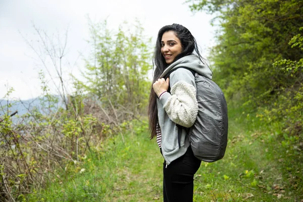 Joven Viajero Mujer Fondo Naturaleza — Foto de Stock