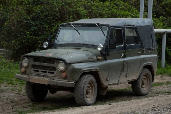 Uaz Autó Utca Zöld Fák Háttér — Stock Fotó