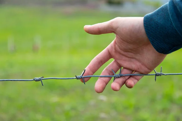 Man Hand Och Taggtråd Landskap Bakgrund — Stockfoto