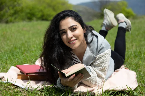 Gelukkig Jong Vrouw Lezen Boeken Natuur — Stockfoto