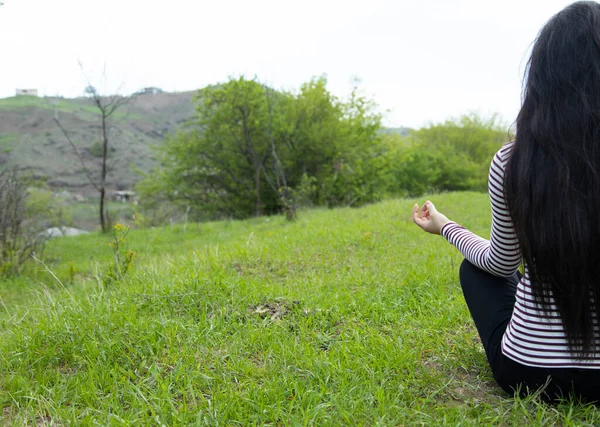 Mulher Meditando Sentado Fundo Grama Verde — Fotografia de Stock