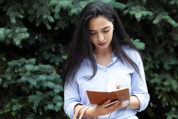 Jong Zakenvrouw Hand Notebook Straat — Stockfoto