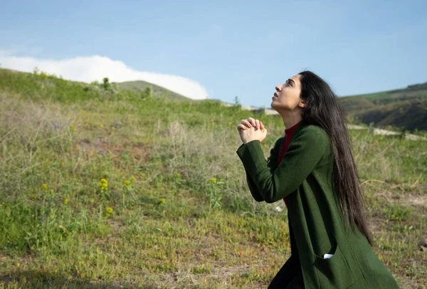 Jeune Femme Prière Dans Fond Nature — Photo