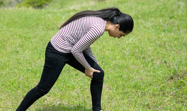 Kadın Baş Ağrısı Içinde Ayakları Doğa Arka Planında — Stok fotoğraf