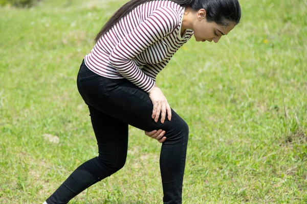 Kadın Baş Ağrısı Içinde Ayakları Doğa Arka Planında — Stok fotoğraf