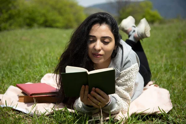 Gelukkig Jong Vrouw Lezen Boeken Natuur — Stockfoto