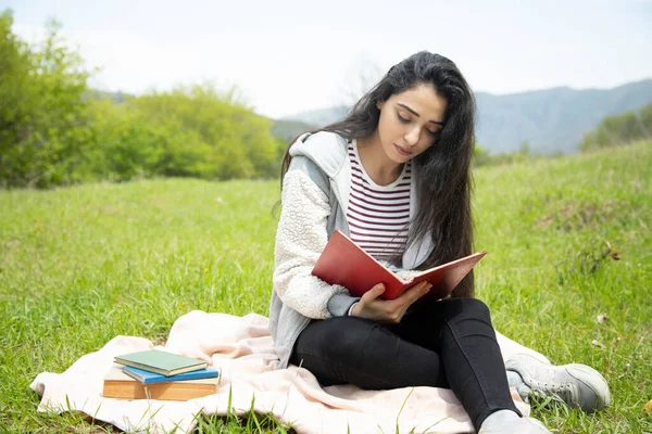 Gelukkig Jong Vrouw Lezen Boeken Natuur — Stockfoto