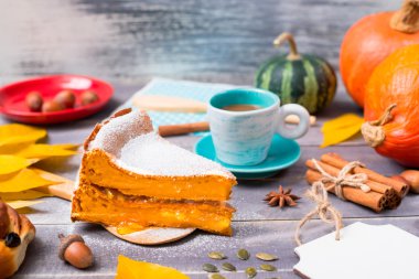 Kabak pasta krema şeker ile bir fincan kahve ile tozunu 