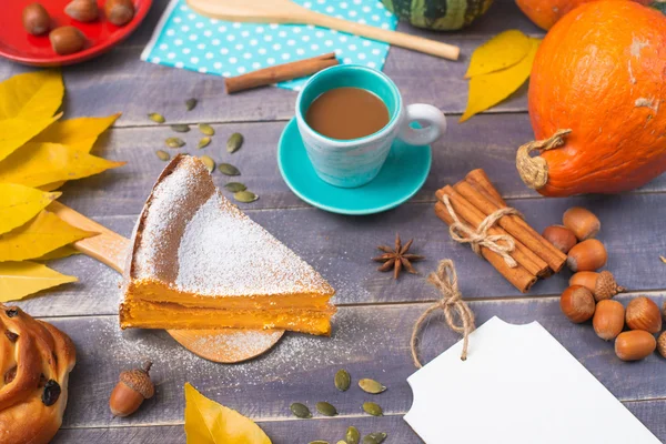 Un morceau de tarte à la citrouille et un pain aux raisins secs avec une tasse de café — Photo