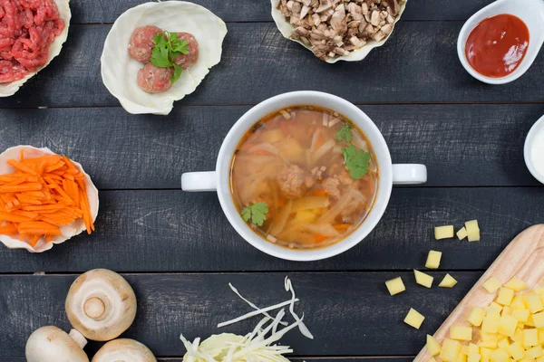 Овощи и говядина, чтобы сделать суп с фрикадельками. Вид сверху — стоковое фото