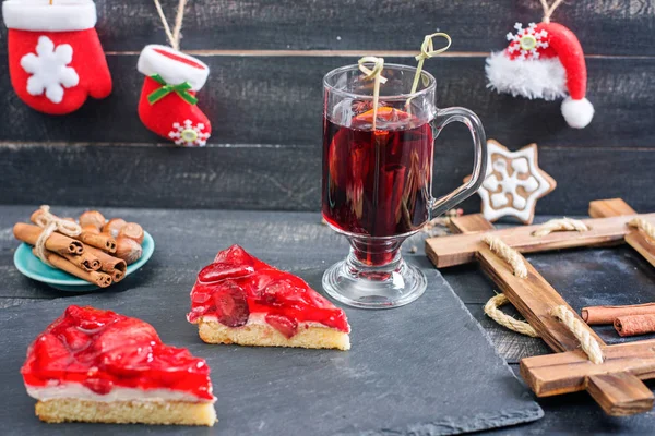 Forralt bor és eper sütemények. Karácsonyi stílus. Fa háttere — Stock Fotó