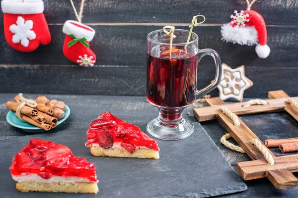 Vino rimuginato e torte di fragole. Stile natalizio. Backgroun in legno — Foto Stock