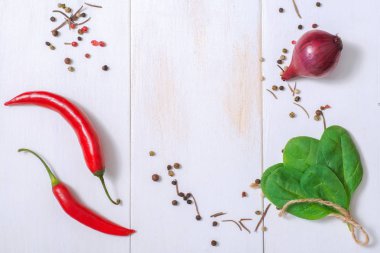 Bir menü veya tarifi için çerçeve. Farklı türde biber, soğan ve