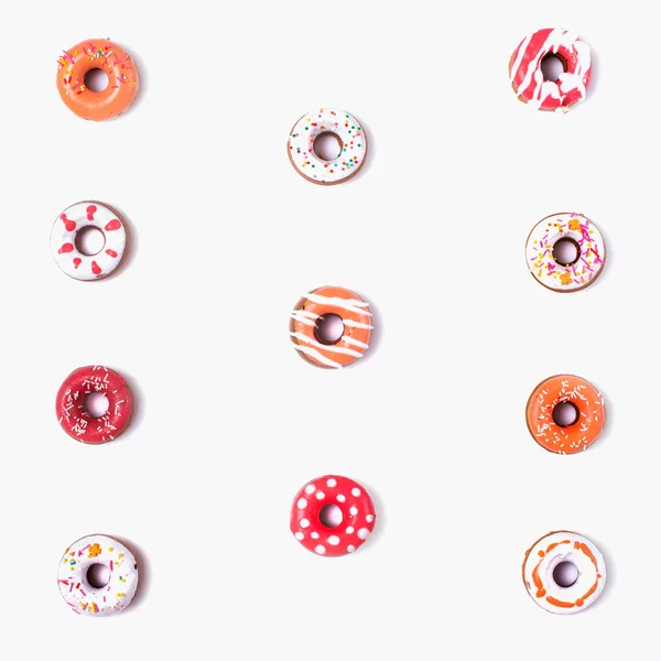 Köstliche helle Donuts auf dem weißen Hintergrund. — Stockfoto