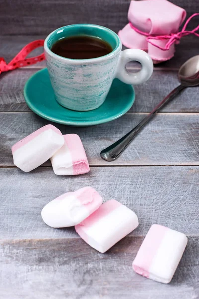 Kopp kaffe, en burk sylt och marshmallows — Stockfoto