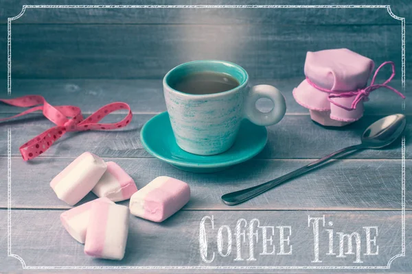 Kaffe tid. Kopp kaffe, en burk sylt och marshmallows — Stockfoto