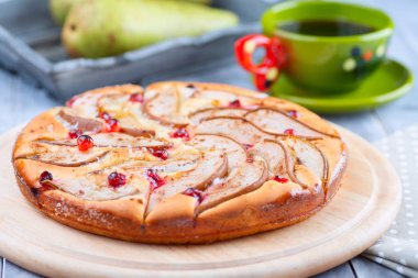 Ev yapımı armut pasta kızılcık ve Cap çay ile armut t