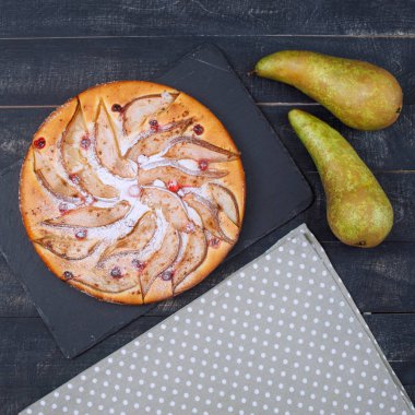 Kızılcık ve ahşap zemin üzerine armut armut pasta