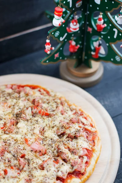 Pizza et arbre de Noël avec des jouets mignons sur le fond en bois — Photo