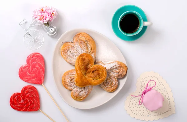 Kávé és a fahéj zsemle és cukorka a Valentin-nap — Stock Fotó