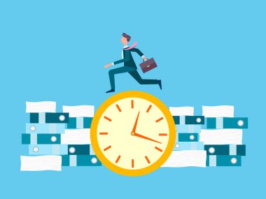 İş adamı, belgeleri ve belgeleri olan klasörler arasında çalışma saatinde denge kurar, projeyi zamanında hazırlamaya çalışır, işi tamamlar ve sonuç elde etmeye çalışır..