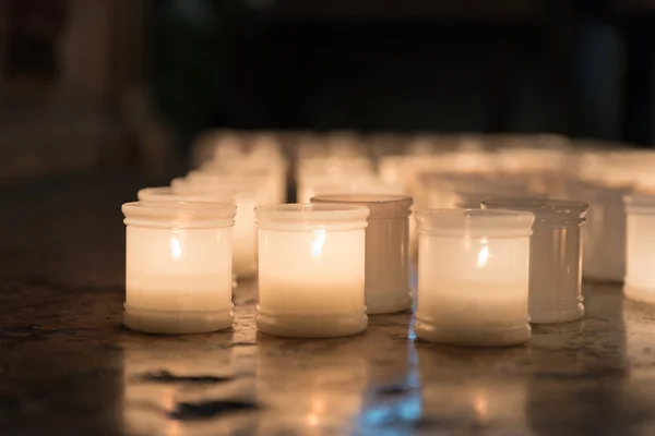 Candeles brillantes dentro del Trento Cathetral — Foto de Stock